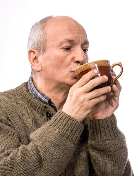 Portrét Starší Muže Pít Kávu Nebo Čaj Bílém Pozadí — Stock fotografie