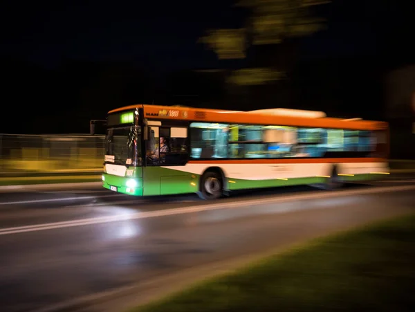 夕方にはモーションブラーで都市交通でバスを運転します イメージ — ストック写真