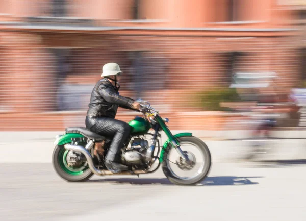 Biker Rider Motorcykel Solig Dag Avsiktlig Rörelseoskärpa Oskarp Bild — Stockfoto