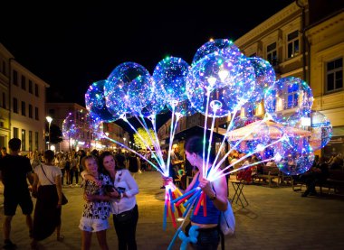 Lublin, Polonya - 27 Temmuz 2018: Led şeffaf balon ile çok renkli ışık saçan garland. Gece de canlı ışıklar. Lublin sokakların ışıklı balon