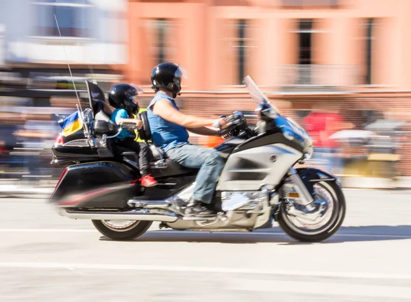 Motorkáři Koni Motocyklu Slunečný Den Záměrné Pohybové Rozostření Rozostřeného Obrazu — Stock fotografie