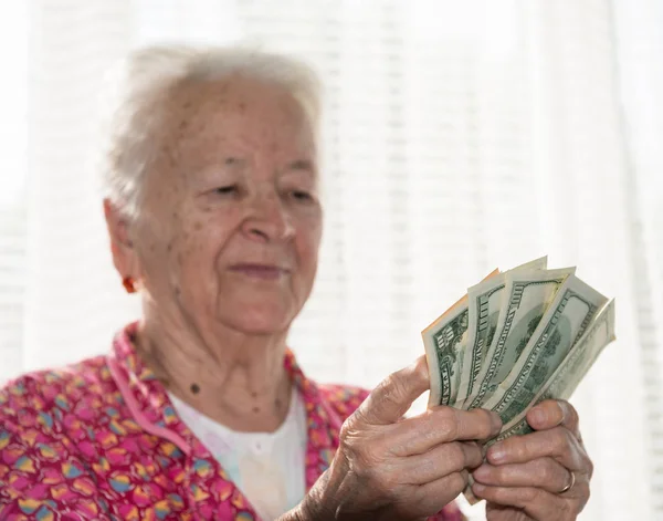 Portret Stary Siwy Kobietę Dolarów Rękach Domu — Zdjęcie stockowe
