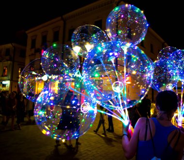 Lublin, Polonya - 27 Temmuz 2018: Led şeffaf balon ile çok renkli ışık saçan garland. Gece de canlı ışıklar. Lublin sokakların ışıklı balon