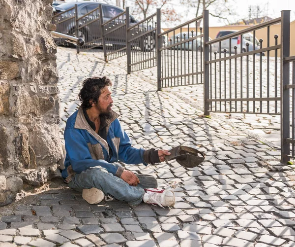 ホームレス男通りの都市の 上級乞食 — ストック写真