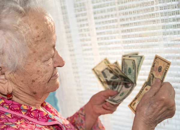 Ritratto Vecchia Donna Dai Capelli Grigi Che Tiene Dollari Mano — Foto Stock