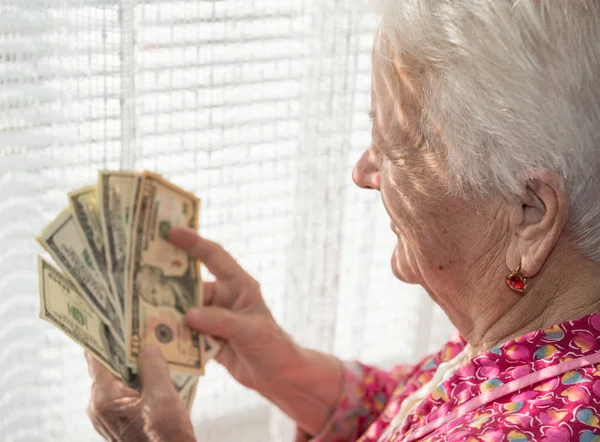 Portret Van Oude Grijze Harige Vrouw Dollar Bedrijf Handen Thuis — Stockfoto