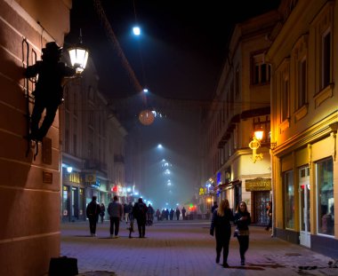Uzhhorod, Ukrayna - 7 Ekim 2018: Sokakları ve eski şehir, Uzhgorod Ukrayna geceleri mimarisi