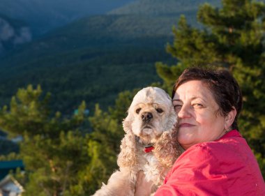 Amerikan spaniel doğa arka planda olan kadın