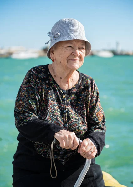 Gammal Kvinna Poserar Med Käpp Havet Bakgrund — Stockfoto