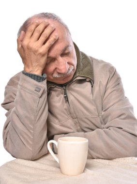 Komuta sizde kahve ya da çay beyaz zemin üzerine içme portresi