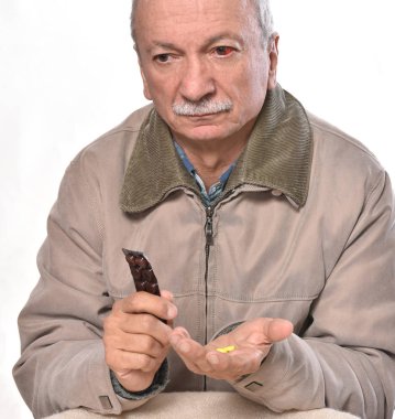 Komuta sizde beyaz bir arka plan üzerinde bir hap almak istiyor