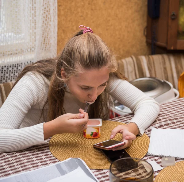 Bella Giovane Donna Che Invia Messaggi Con Suo Smartphone Mentre — Foto Stock