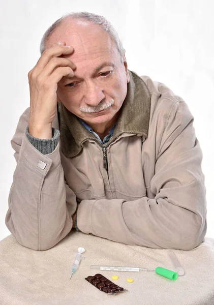 Homem Doente Sênior Com Expressão Dolorosa Termômetro Pílulas Mesa Fundo — Fotografia de Stock