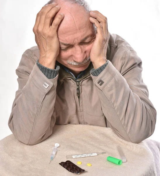 Senior Zieke Man Met Pijnlijke Expressie Thermometer Pillen Tafel Een — Stockfoto