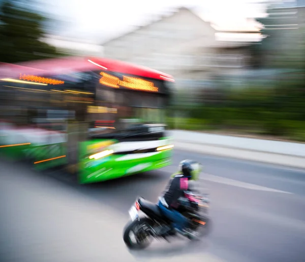 Niebezpieczne Miasto Ruchu Sytuacja Motocyklista Autobusy Ruchu Rozmycie Umyślne Poruszenie — Zdjęcie stockowe