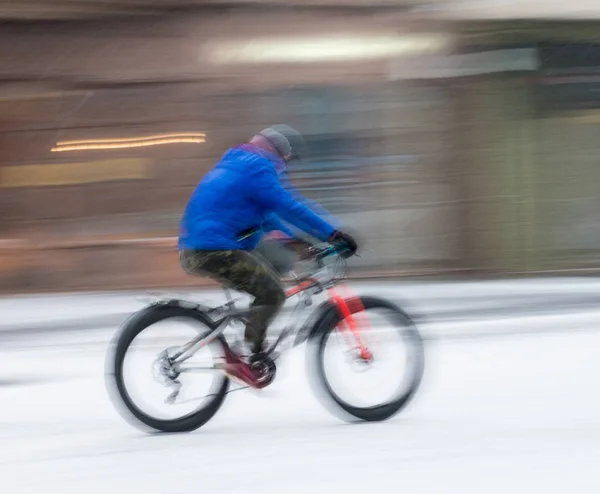 Велосипедист Міській Дорозі Розмитому Русі Зимовий Сніжний День Дефокусоване Зображення — стокове фото