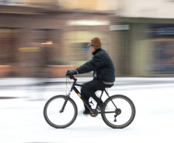 Rowerzysta Jezdni Miasto Ruchu Rozmycie Zimowy Śnieżny Dzień Rozmycie Obrazu — Zdjęcie stockowe