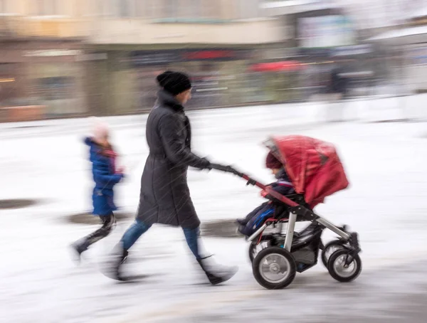 Mère Marche Avec Enfant Dans Poussette Dans Journée Vineuse Enneigée — Photo