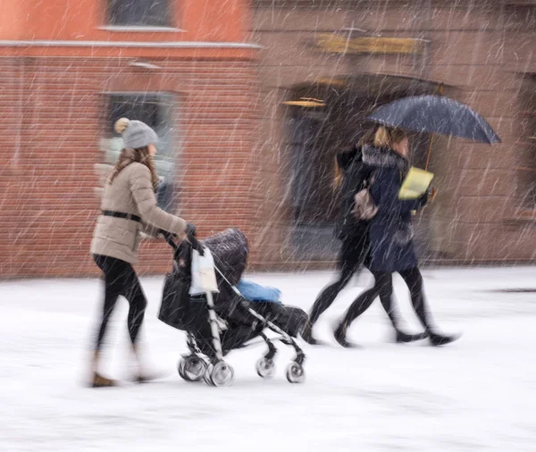 Mère Marche Avec Enfant Dans Poussette Dans Journée Vineuse Enneigée — Photo