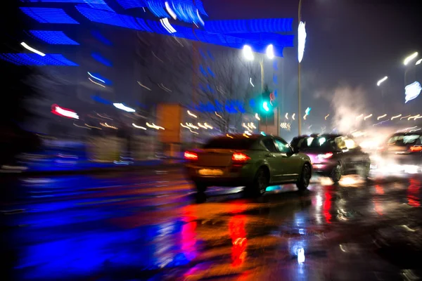 大量のトラフィックは 夜の道に移動します 都市の抽象的な背景 ライトと市内の影 濡れたアスファルトで反射と雨の後の通り — ストック写真