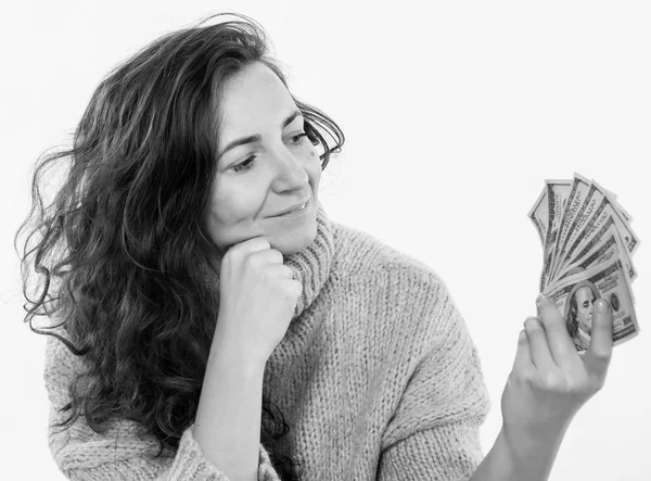 ビジネス 銀行のコンセプト 白い背景の上のドルのお金を私たちとポーズ笑顔の女性 — ストック写真