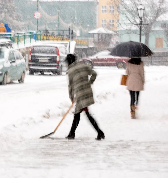 Frau Schaufelt Winterschnee Auf Der Straße Der Stadt Gezielte Bewegungsunschärfe — Stockfoto