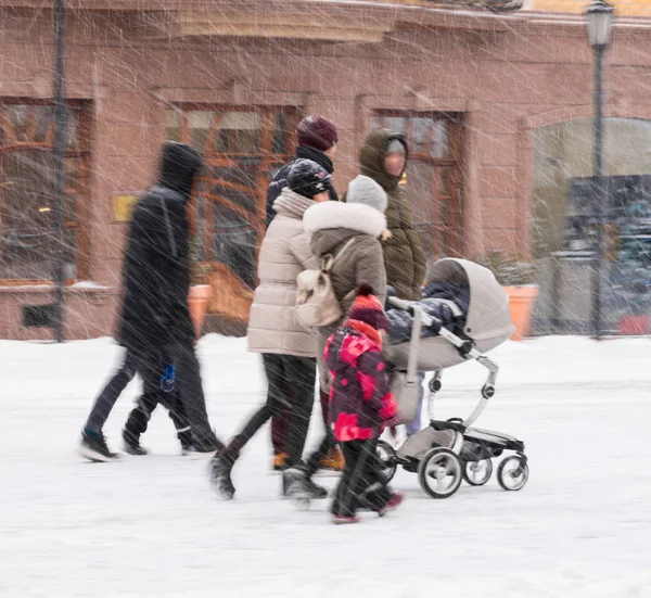 Promenade Famille Avec Enfant Dans Poussette Pendant Journée Hiver Enneigée — Photo