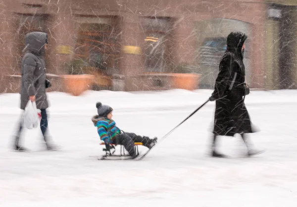 Mère Avec Son Fils Dans Une Balade Traîneau Flou Mouvement — Photo