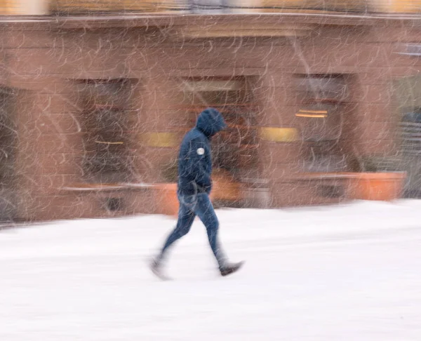 Hombre Caminando Por Calle Invierno Nevado Día Movimiento Borroso Imagen —  Fotos de Stock