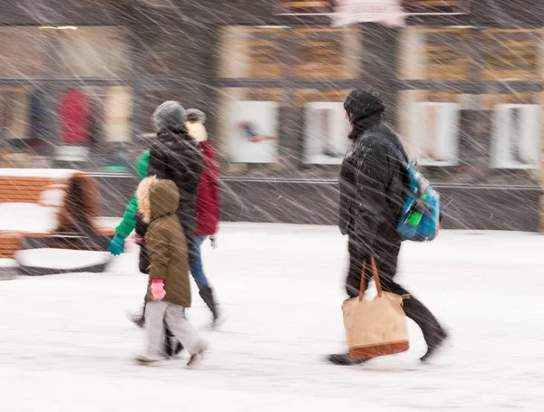 Geschäftige Stadtmenschen Die Schneebedeckten Wintertagen Auf Der Straße Unterwegs Sind — Stockfoto