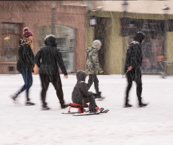 冬の雪の日に通りを行く忙しい街の人々 意図的な動きのぼかし — ストック写真