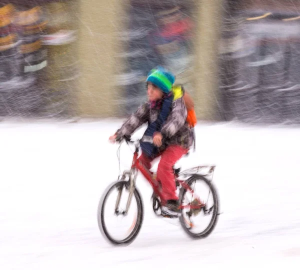 Bisikletçi Şehir Karayolunda Hareket Üzerinde Bulanıklık Karlı Kış Günü Ufuk — Stok fotoğraf