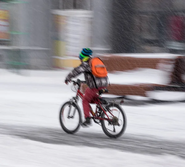 Cyclist City Roadway Motion Blur Winter Snowy Day Defocused Image — Stock Photo, Image