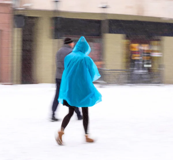 Karlı Kış Günü Hareket Sokakta Yürüyen Kadın Bulanıklık Ufuk Yansıma — Stok fotoğraf