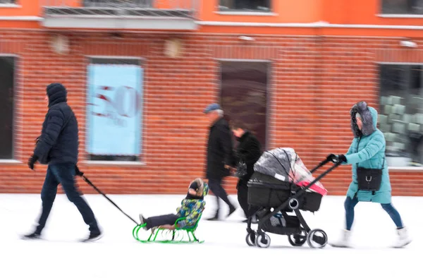 Familienspaziergang Mit Dem Kind Kinderwagen Einem Verschneiten Wintertag Vorsätzliche Bewegungsunschärfe — Stockfoto