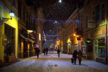 Uzhhorod, Ukrayna - 15 Ocak, 2019: şehir görüntüsü Uzhhorod, Ukrayna geceleri kar ile kaplı. Korzo şehrin merkezi sokağım