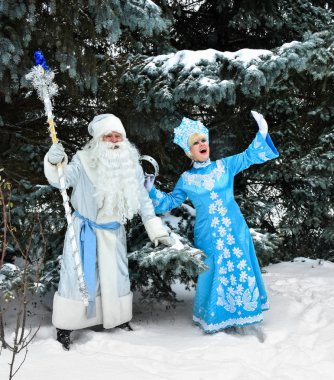 Rus Noel karakterleri Ded Moroz (Baba Frost) ve Snegurochka (kar kızlık) açık havada