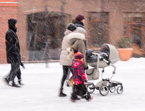Rodina Dítětem Kočárku Zasněžené Zimní Den Chodit Záměrné Pohybové Rozostření — Stock fotografie