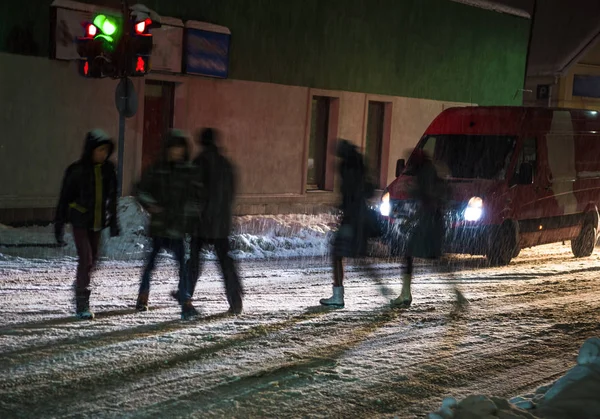 夜に横断ゼブラの忙しい街の通りの人々 危険な状況だ 意図的な動きのぼかし — ストック写真