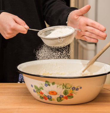 Hamur hazırlama kadın mutfakta, yemek. Un Ekim