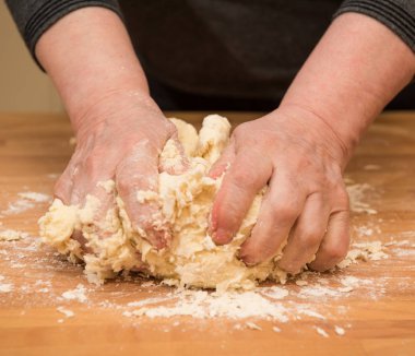 Kadın mutfakta bir tabloda hamur yoğurma