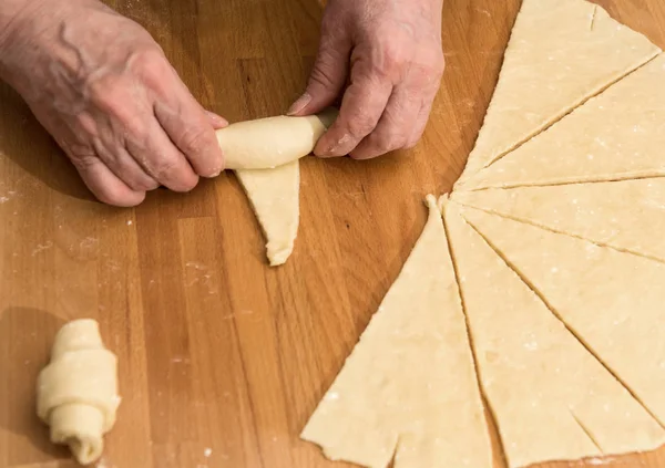 Produrre Croissant Classici Panificio Donna Sta Rotolando Pasta Rotoli Ulteriore — Foto Stock