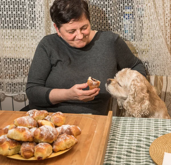 Frau Probiert Frisch Gebackene Croissants Die Der Küche Mit Puderzucker — Stockfoto