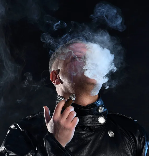 Портрет Красивого Мужчины Сигарой Кожаной Куртке Позирующего Темной Комнате — стоковое фото
