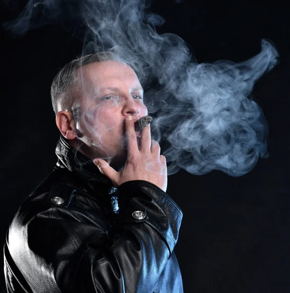 Porträt Eines Gutaussehenden Mannes Mit Zigarre Lederjacke Der Einem Dunklen — Stockfoto