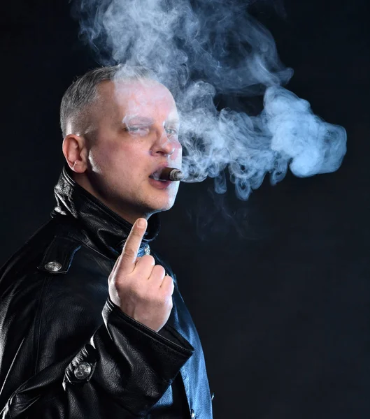 Portrait Bel Homme Avec Cigare Veste Cuir Posant Dans Une — Photo