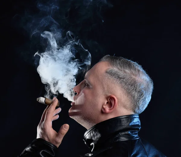 Portret Van Knappe Man Met Een Sigaar Lederen Jas Poseren — Stockfoto
