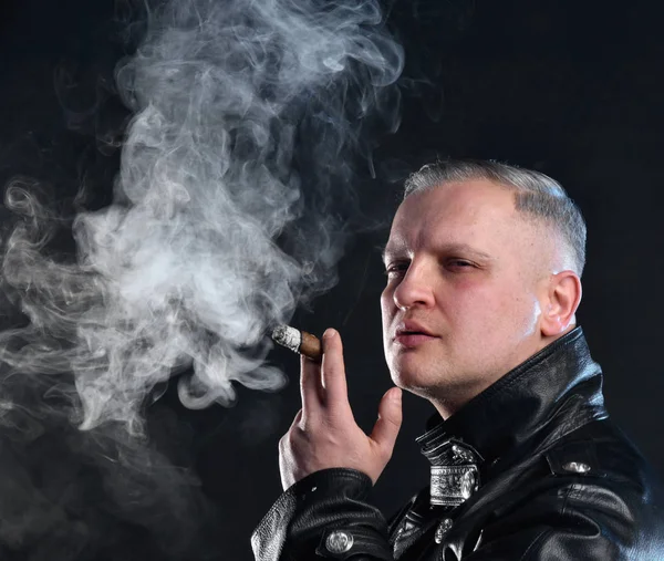 Retrato Hombre Guapo Con Cigarro Chaqueta Cuero Posando Una Habitación —  Fotos de Stock
