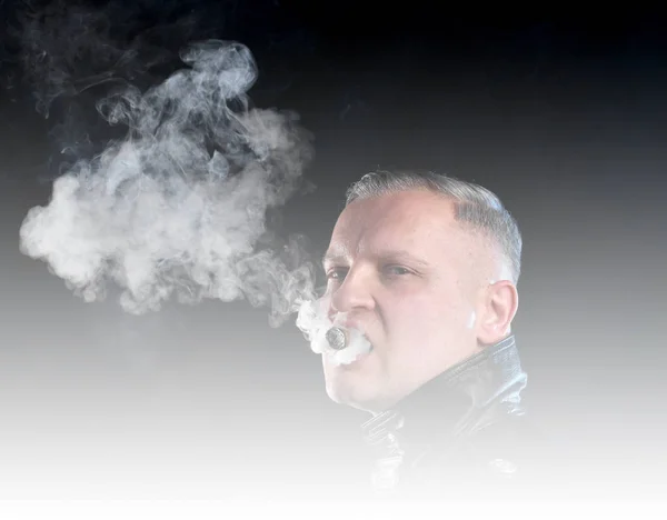 Porträtt Stilig Man Med Cigarr Skinnjacka Som Poserar Ett Mörkt — Stockfoto