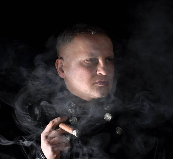 Портрет Красивого Чоловіка Сигарою Шкіряній Куртці Позує Темній Кімнаті — стокове фото